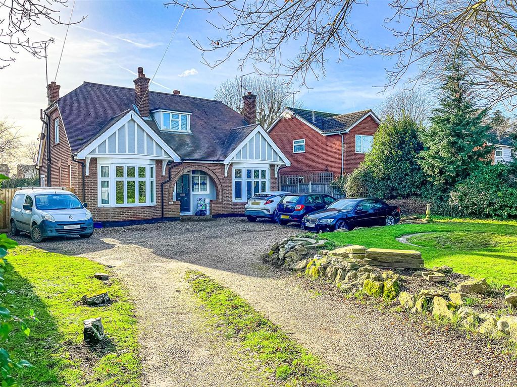 4 bed detached house for sale in Maldon Road, BurnhamOnCrouch CM0 Zoopla