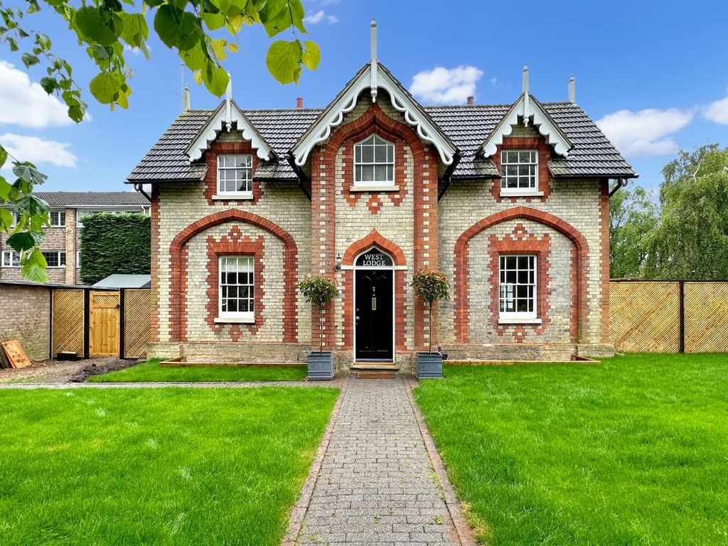 3 bed detached house for sale in Knights Way, Milton, Cambridge CB24, £