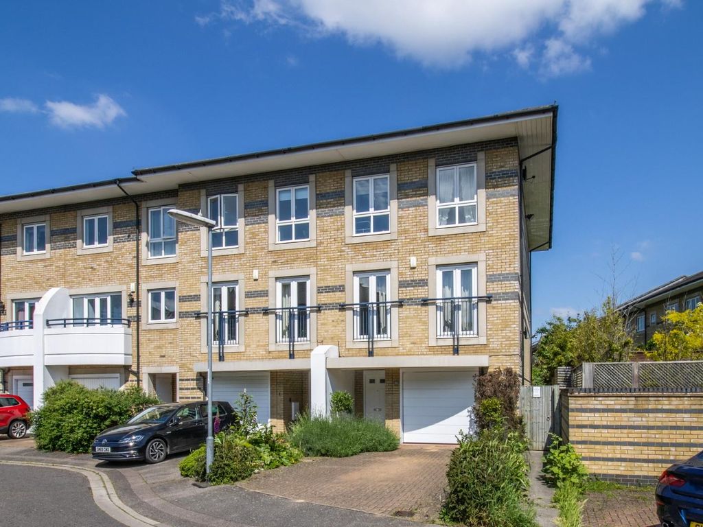 4 bed terraced house for sale in Longworth Avenue, Chesterton