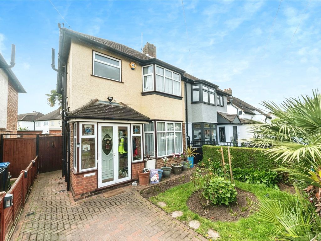 3 bed semidetached house for sale in Hunters Road, Chessington KT9, £