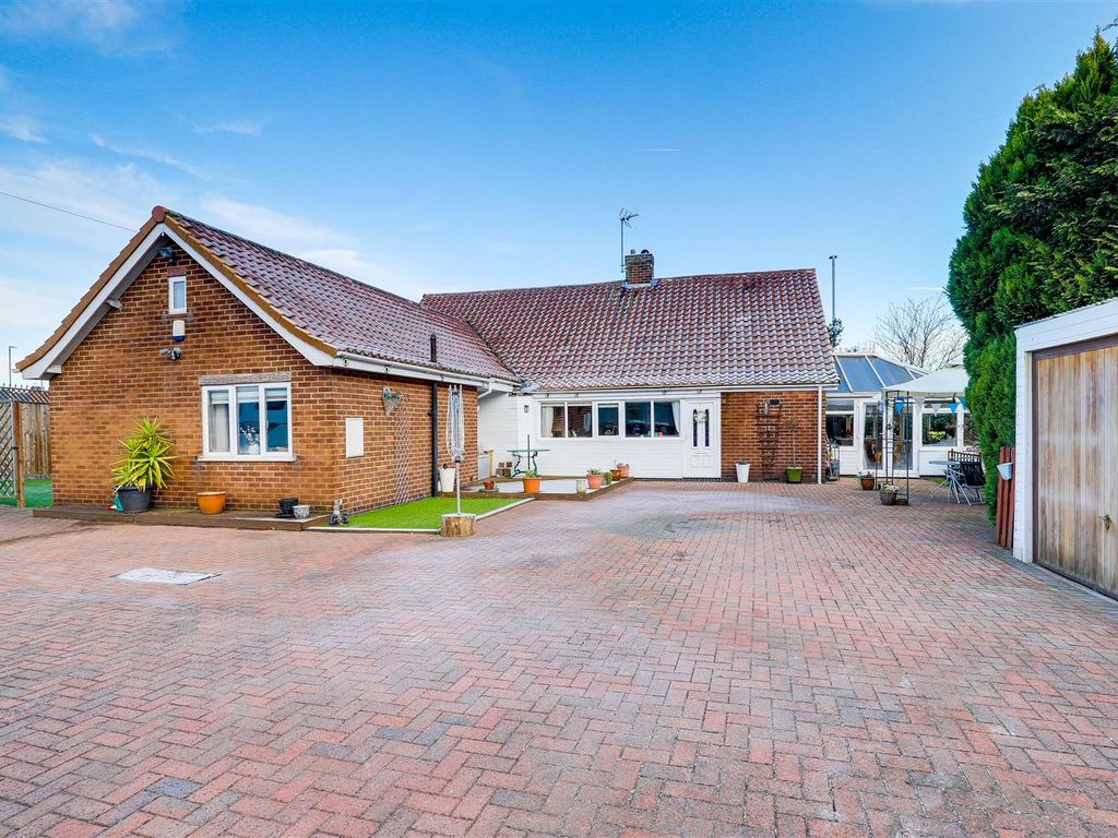 3 bed detached bungalow for sale in High Street, Hucknall