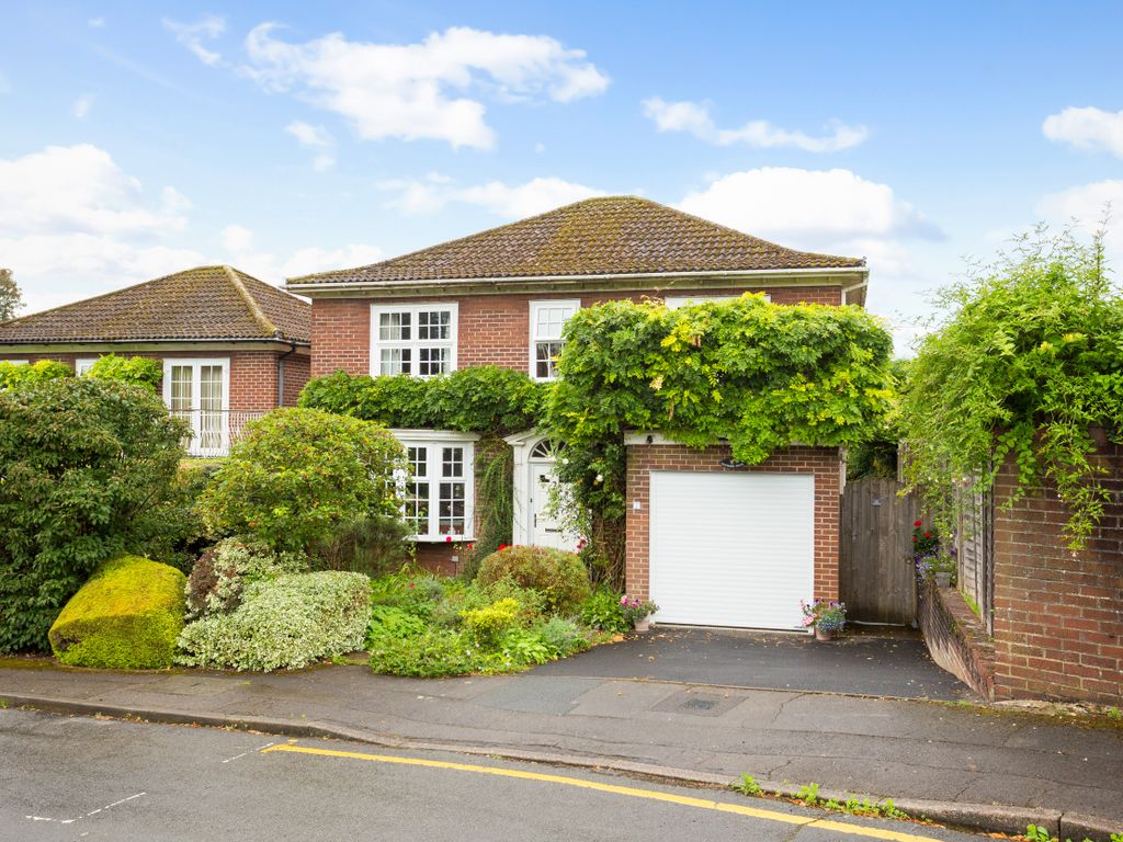 4 bed detached house for sale in Leys Gardens, Newbury RG14, £600,000