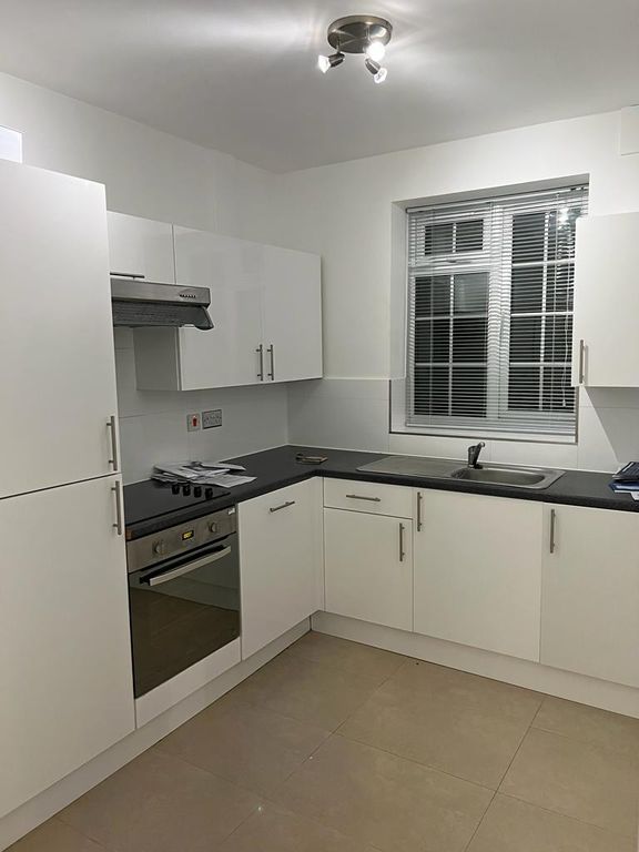 2 bed flat to rent in Birkenhead Avenue, Kingston Upon Thames KT2, £