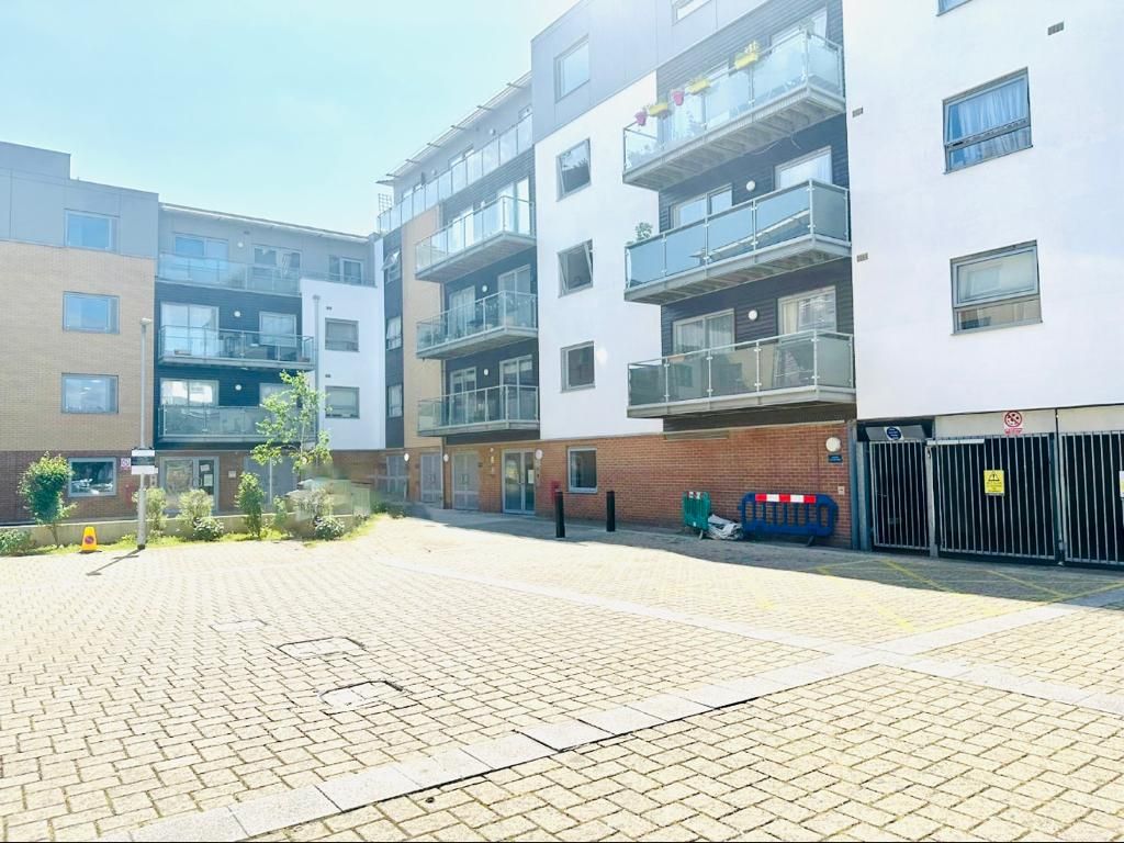 1 bed block of flats for sale in Oak Lodge, Talbot Close, Mitcham