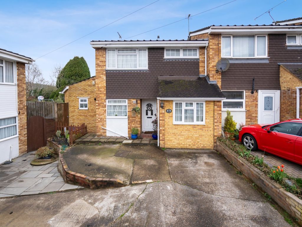 4 bed end terrace house for sale in Nelson Close, High