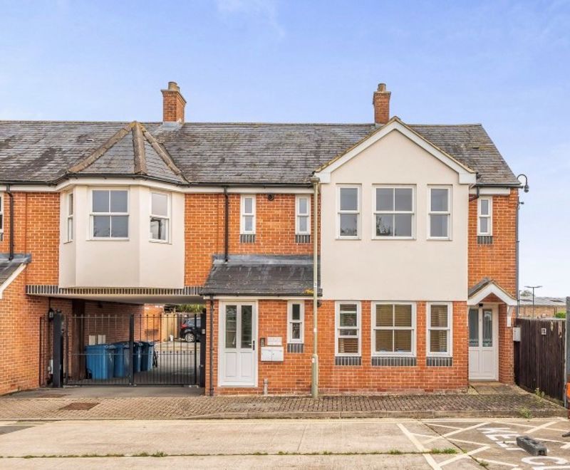 2 bed flat for sale in Priory Road, Bicester OX26, £250,000 Zoopla