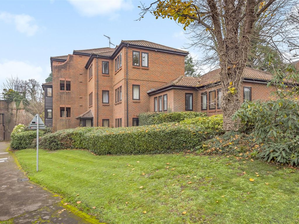 2 bed flat for sale in Linden Place, Station Approach, East Horsley