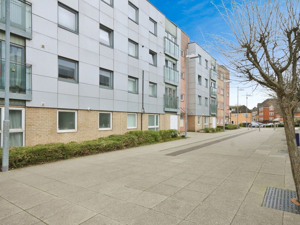 2 bed flat for sale in Cray View Close, Orpington BR5, £240,000 Zoopla