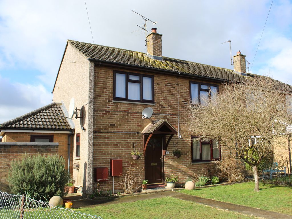 3 bed semidetached house to rent in Long Furlong, Stone Nr Aylesbury