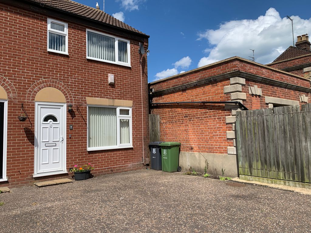 2 bed semidetached house to rent in Lower Cliff Road, Gorleston NR31