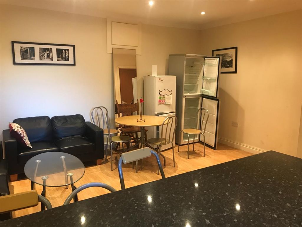 5 bed semidetached house to rent in Rhondda Street, Mount Pleasant