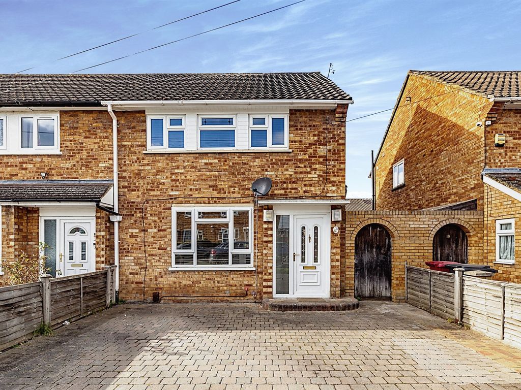 2 bed end terrace house for sale in Romsey Close, Langley, Slough SL3