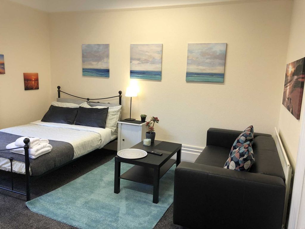 Room to rent in Room 1, 85 Epsom Road, Guildford Town Centre GU1, £850