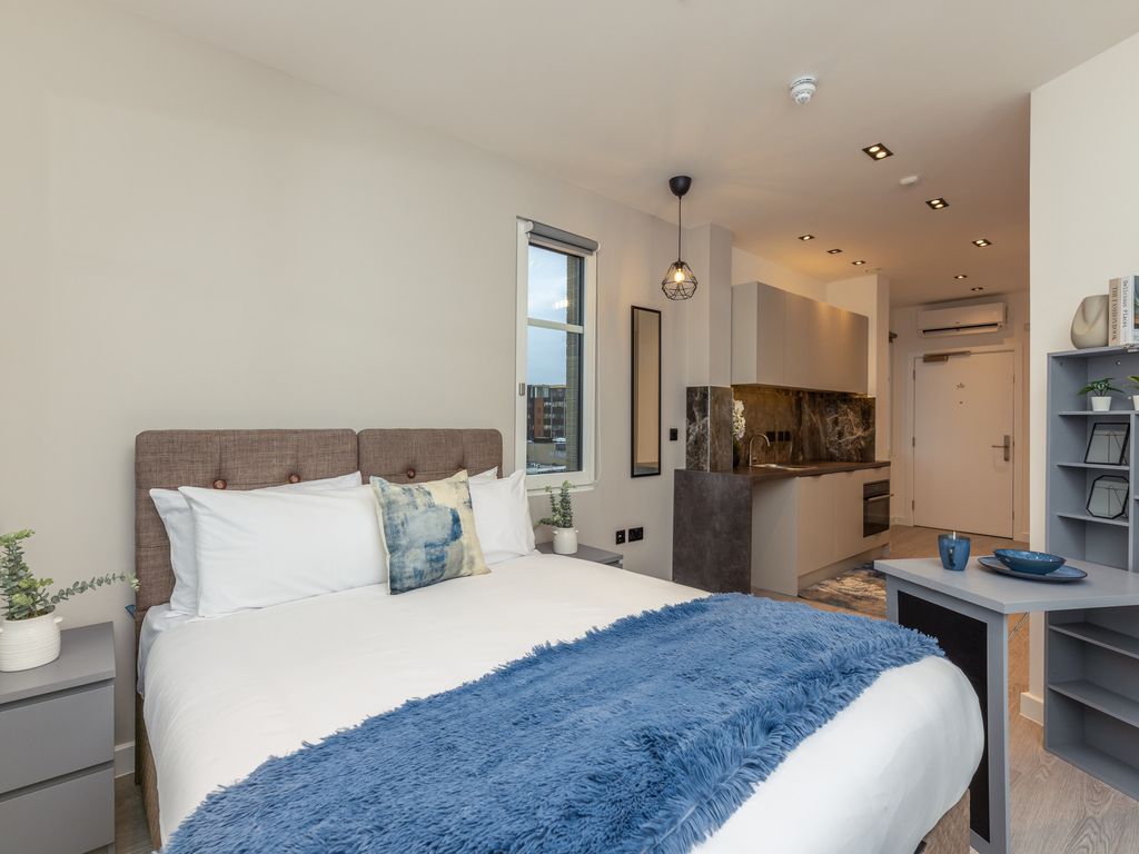 Studio to rent in Lowlands Road, HarrowOnTheHill, Harrow HA1, £1,450