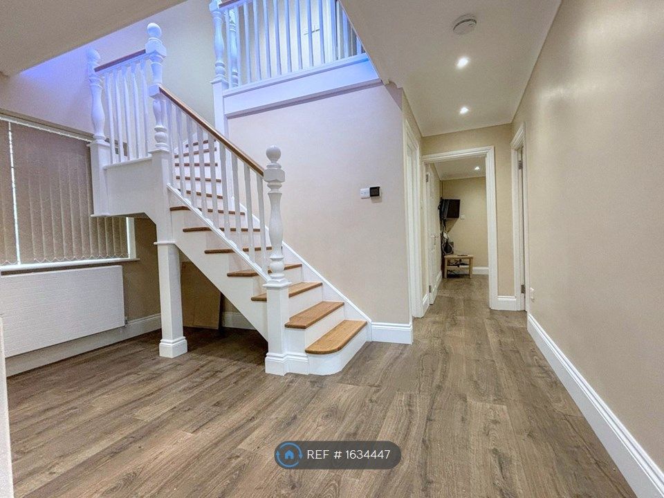 3 bed semidetached house to rent in Austin Road, Luton LU3, £1,895 pcm