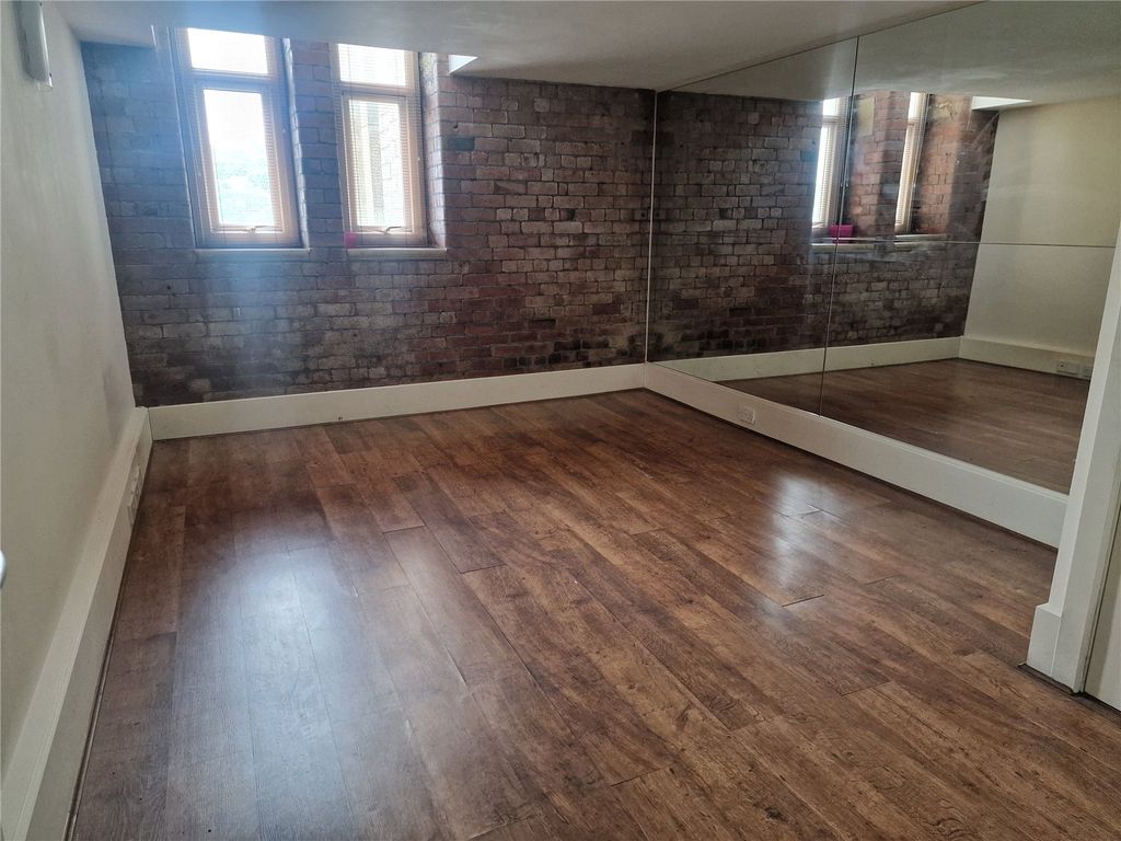 1 bed flat to rent in Bradford Road, Dewsbury, West Yorkshire WF13, £