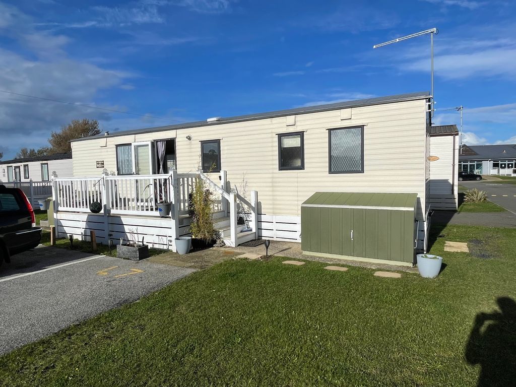 2 bed mobile/park home for sale in Tower View, Pevensey Bay BN24, £