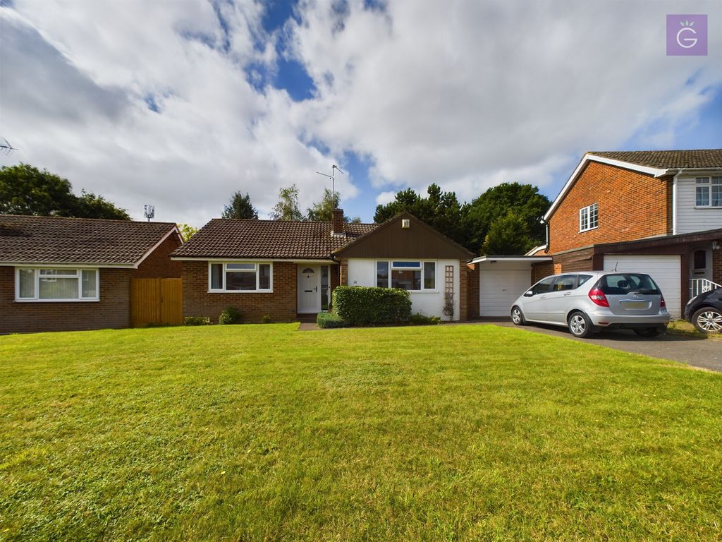 2 bed detached bungalow for sale in Lavenham Drive, Woodley RG5, £