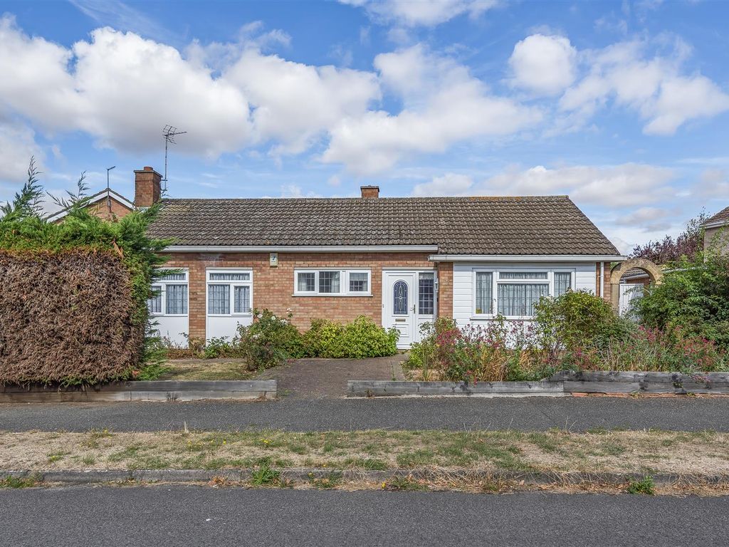 3 bed detached bungalow for sale in Aspen Avenue, Bedford MK41 Zoopla