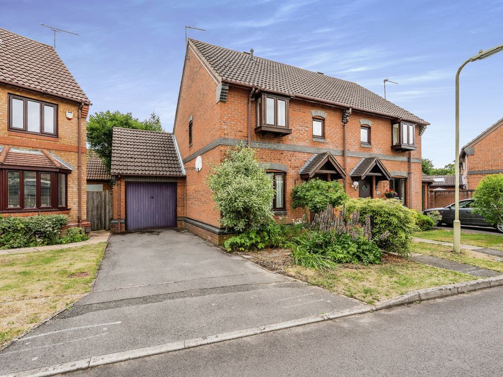 3 bed semidetached house for sale in Surrey Close, Ashurst Bridge