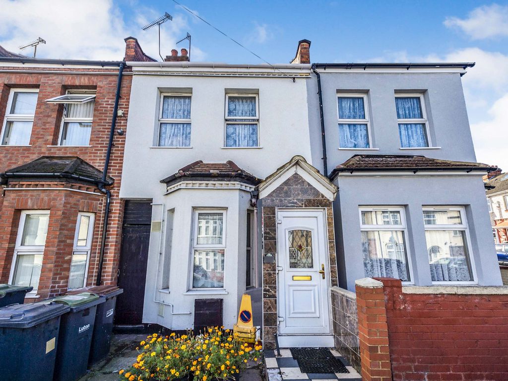 3 bed terraced house for sale in Selbourne Road, Luton LU4 Zoopla