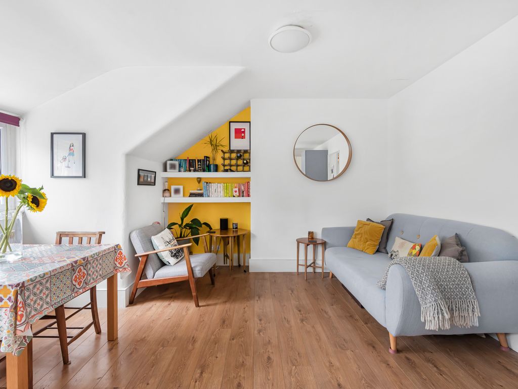 2 bed flat to rent in Haslemere Road, Crouch End, London N8, £1,990 pcm