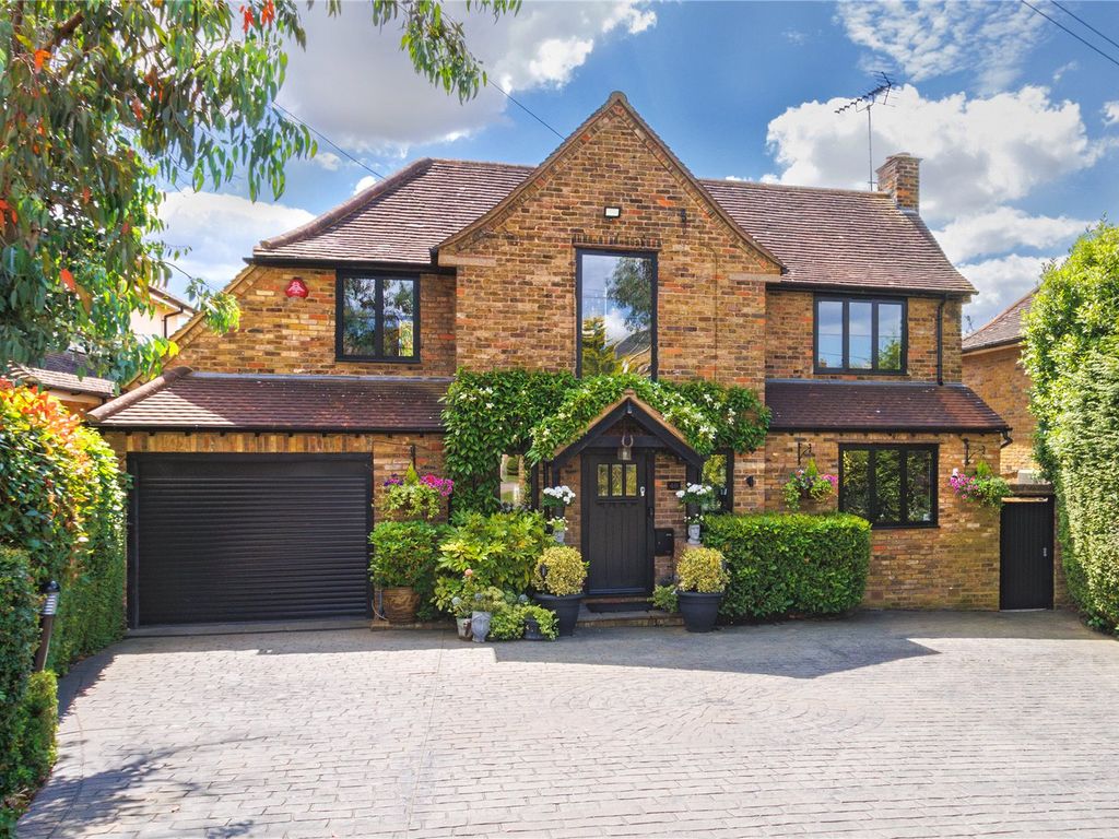 4 bed detached house for sale in Oakridge Avenue, Radlett