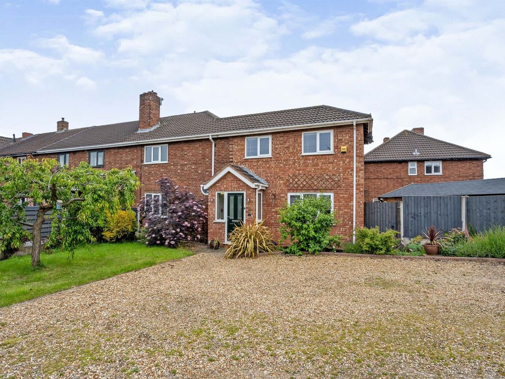 4 bed end terrace house for sale in Uttoxeter Road, Handsacre, Rugeley