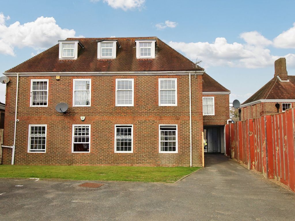 2 bed flat for sale in Beacon Road, Crowborough, East Sussex TN6, £