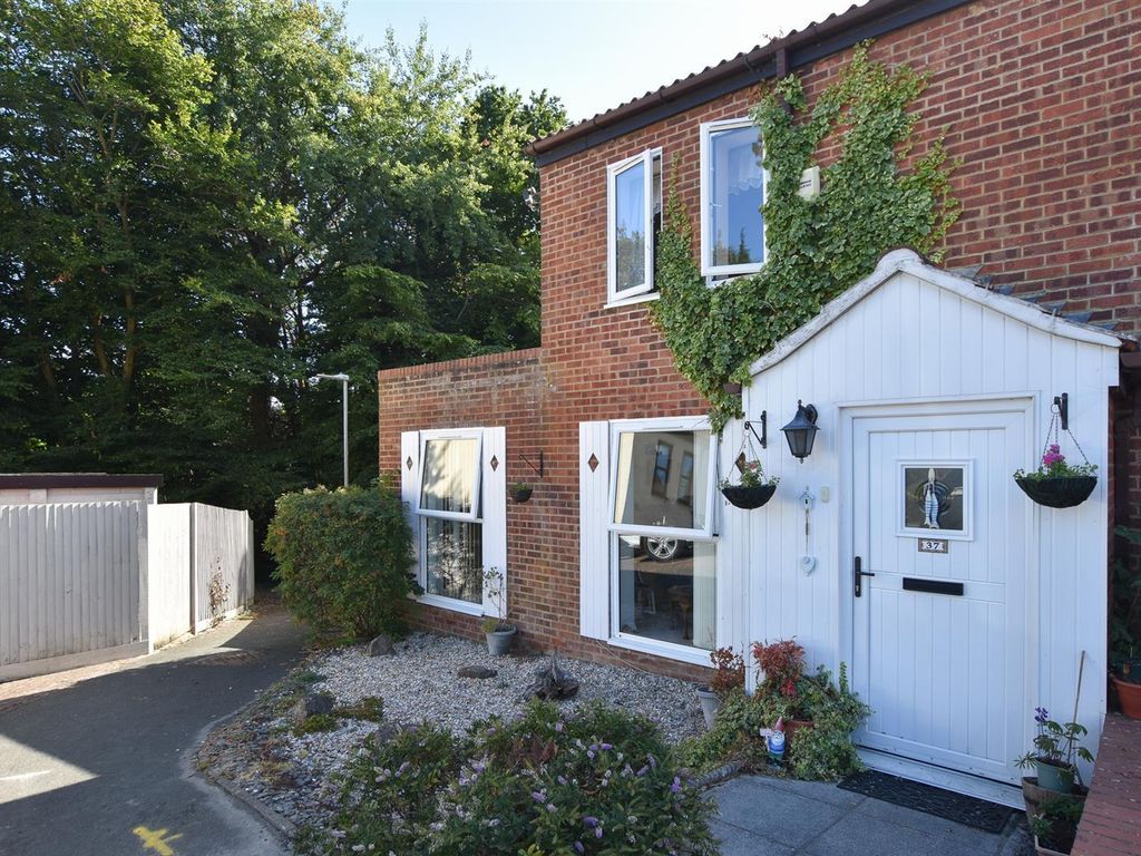 2 bed end terrace house for sale in Inglewood Gardens, St. LeonardsOn