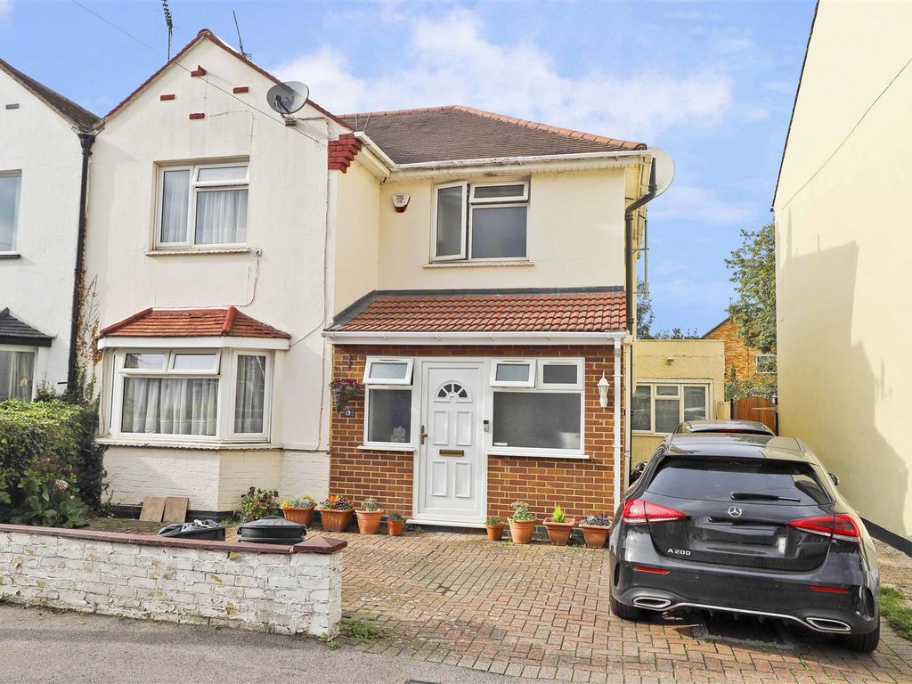 3 bed semidetached house for sale in Winnock Road, Yiewsley, West