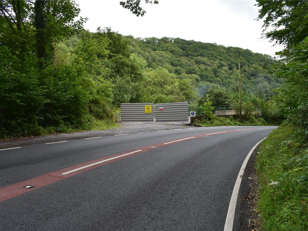 Commercial property to let in Pentre Bronwydd Arms, Carmarthen