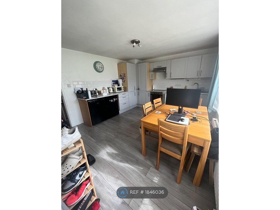 2 bed flat to rent in Broad Walk, Epsom KT18, £1,700 pcm Zoopla