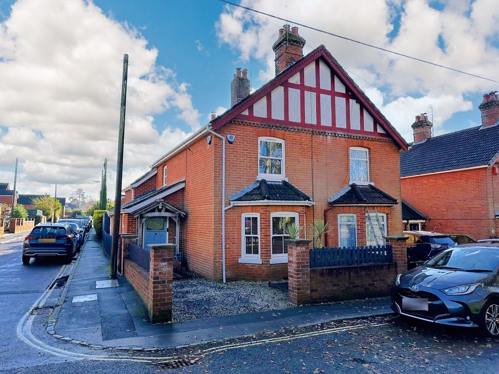 3 bed semidetached house for sale in Alexandra Road, Hythe SO45, £
