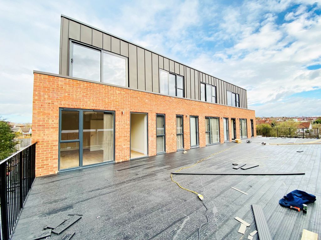 2 bed flat to rent in East Road, EN4, £1,850 pcm Zoopla