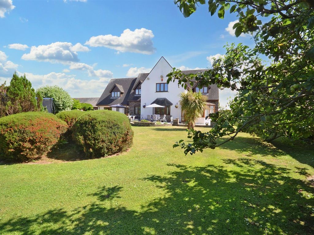 6 bed detached house for sale in Brickhurst Park, Johnston