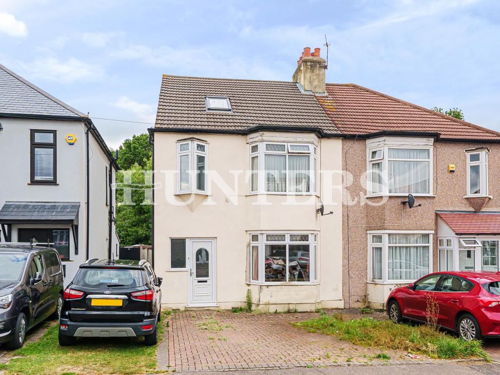 4 bed property for sale in Burnway, Hornchurch RM11, £575,000 Zoopla