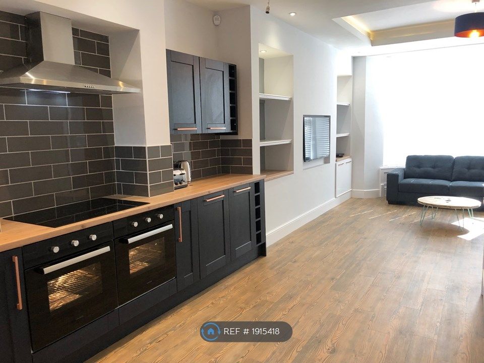 6 bed terraced house to rent in Gresford Avenue, Liverpool L17, £585