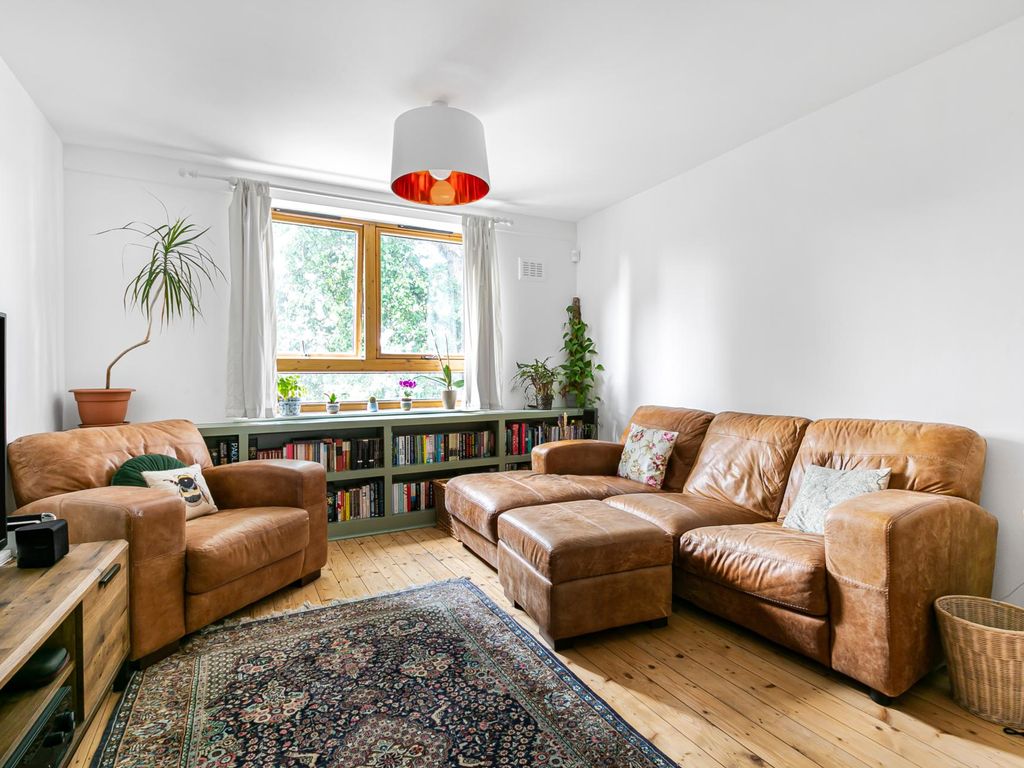 2 bed end terrace house to rent in Monteagle Way, London SE15, £2,400