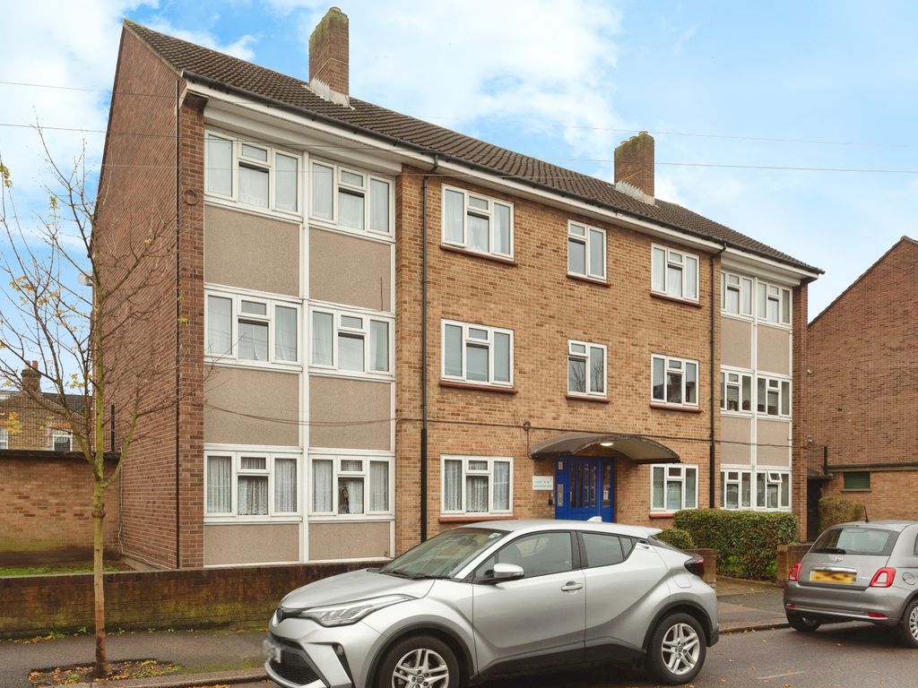 2 bed flat for sale in Grosvenor Road, Leyton, London E10, £325,000