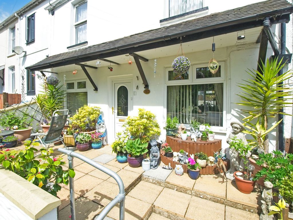 4 bed terraced house for sale in Albion Road, Pontypool NP4, £200,000