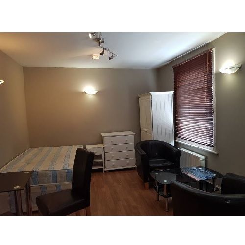 Studio to rent in Sulgrave Road, Hammersmith W6, £1,300 pcm Zoopla