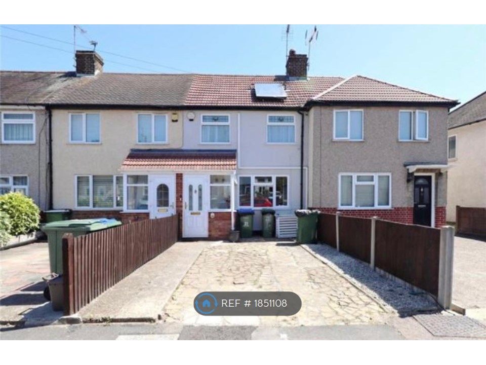 2 bed terraced house to rent in Slade Gardens, Erith DA8, £1,800 pcm