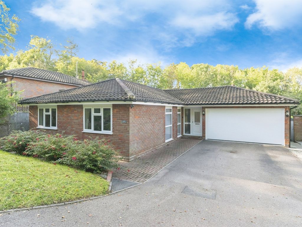 3 bed detached bungalow for sale in Shrubbery Grove, Royston SG8, £