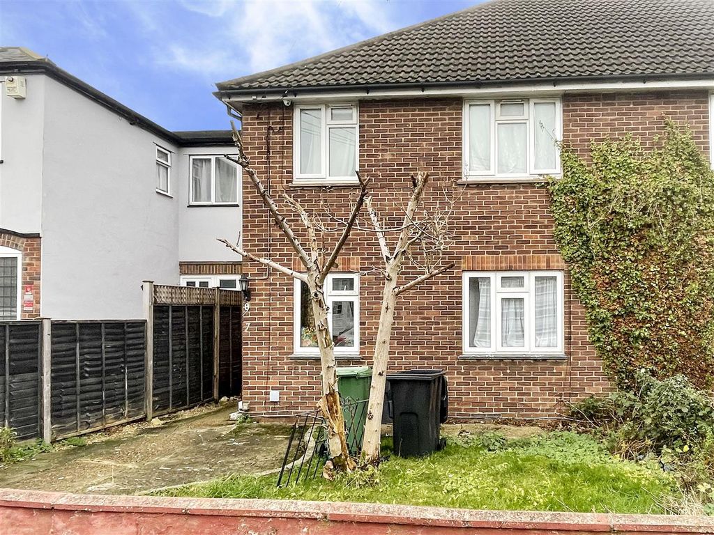 2 bed for sale in Star Court, Star Road, Hillingdon UB10, £