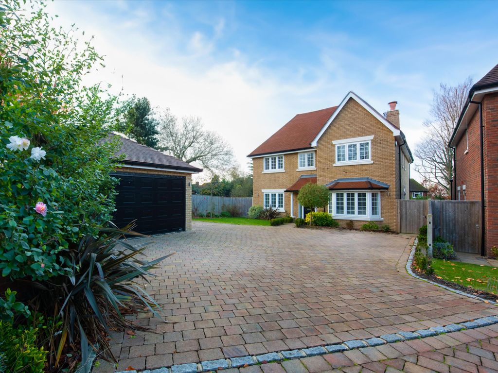 4 bed detached house for sale in Briarbank Close, Fetcham, Leatherhead