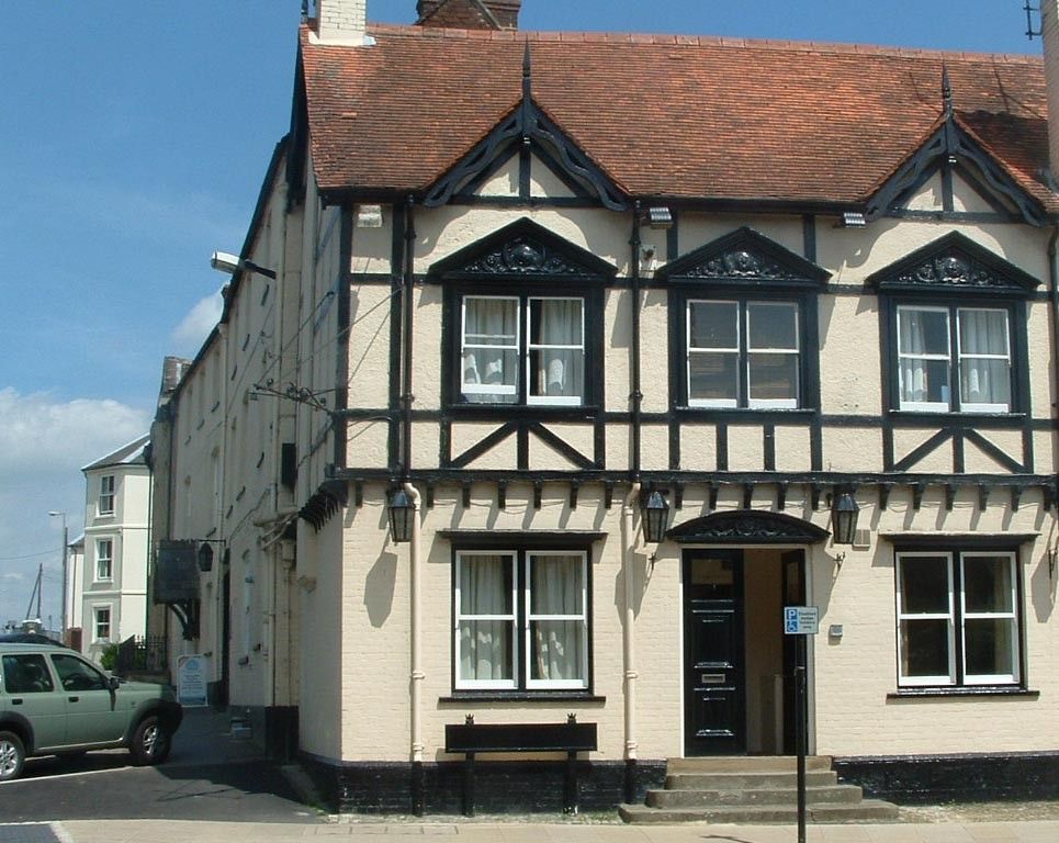 2 bed flat to rent in Market Place, Faringdon SN7, £875 pcm Zoopla