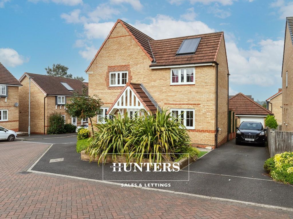 4 bed detached house for sale in Healdfield Court, Castleford WF10, £