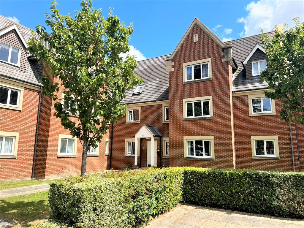 3 bed flat to rent in Tanbridge Park, Horsham RH12, £1,475 pcm Zoopla