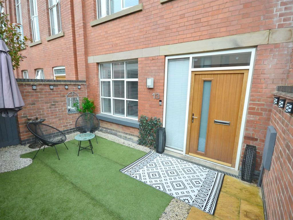 3 bed town house for sale in Cowper Street, Leicester LE2, £225,000